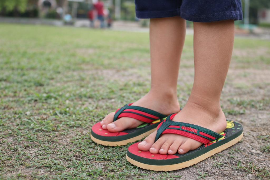 Kids Cartoon Printed Flip Flops – Soft Comfortable Lightweight Slippers for Boys & Girls