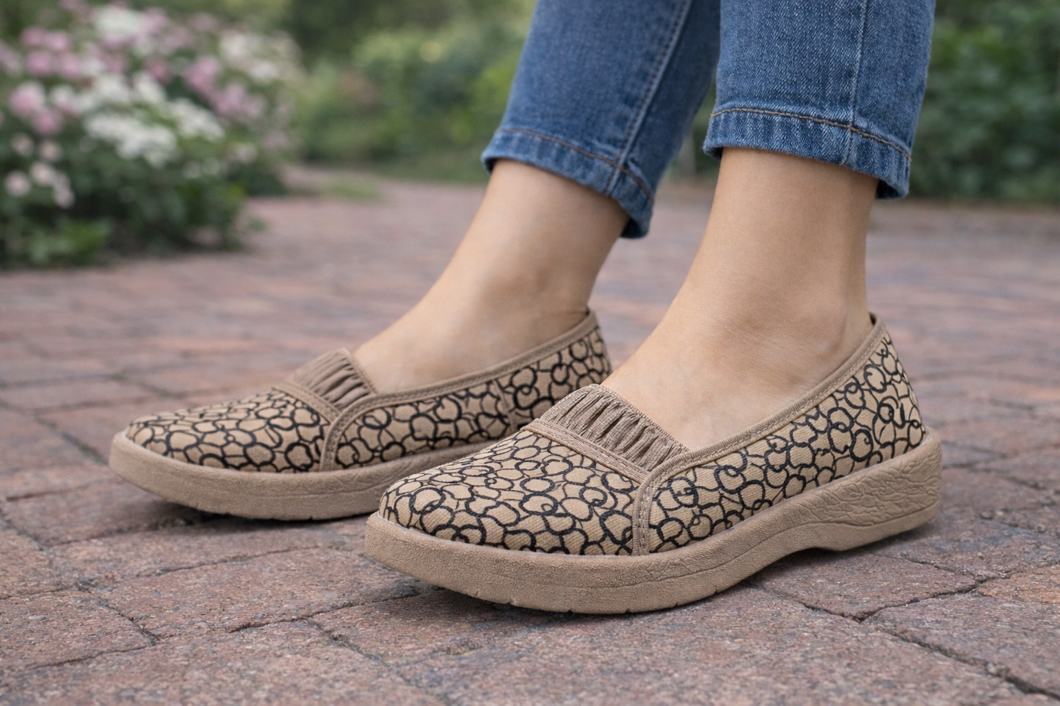 Women’s Printed Casual Slip-On Shoes – Lightweight Comfortable Daily Wear Flats (Beige)